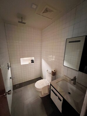 Standard Twin Room | Bathroom