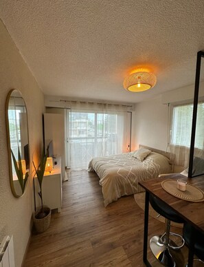 1 bedroom, bed sheets