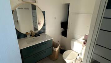 Douche, sèche-cheveux, serviettes fournies, savon