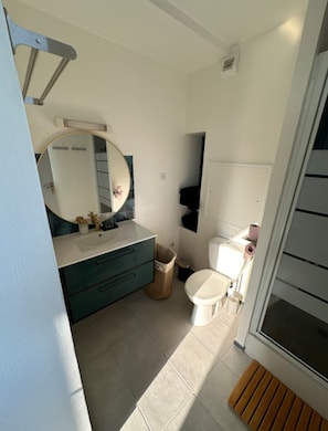 Douche, sèche-cheveux, serviettes fournies, savon