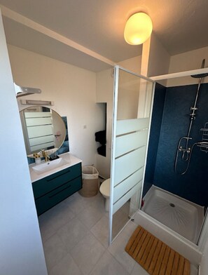 Douche, séchoir à cheveux, serviettes fournies, savon