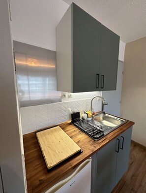 Private kitchen - Cosy apartment with balcony + parking - quiet 2 steps from downtown (Cherbourg-en-Cotentin)