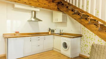 Apartamento exclusivo, 2 habitaciones, vistas a la montaña | Cocina privada | Microondas, placa de cocina, cafetera o tetera y utensilios de cocina
