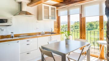 Apartamento familiar, 2 habitaciones, vistas a la montaña | Cocina privada | Microondas, placa de cocina, cafetera o tetera y utensilios de cocina
