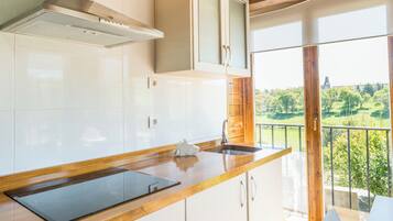 Apartamento familiar, 2 habitaciones, vistas a la montaña | Cocina privada | Microondas, placa de cocina, cafetera o tetera y utensilios de cocina