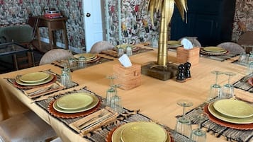 Serveert ontbijt, lunch en diner