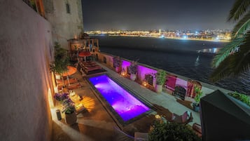 Am Strand, Liegestühle, Sonnenschirme, Strandtücher