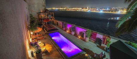 En la playa, sillas reclinables de playa, sombrillas, toallas de playa