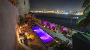 Am Strand, Liegestühle, Sonnenschirme, Strandtücher