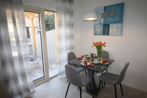 Dining - Vacation apartment in Porec. TOP LOCATION in the center and close to the beach. (Porec)