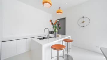 Køleskab, mikrobølgeovn, kogeplade, køkkentøj/tallerkener/redskaber