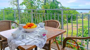 تناول الطعام بالخارج