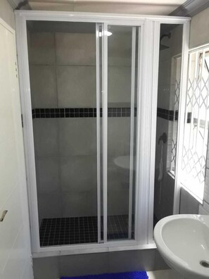 Two Single Bed Room | Bathroom | Free toiletries, towels, soap, toilet paper - Newcastle Thully guest house  (Newcastle)