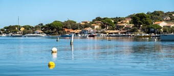 Vacation apartment with garden 5m from the water, ideal for families and water sports enthusiasts.