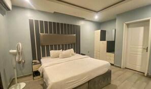 4 室のベッドルーム、アイロン / アイロン台、WiFi (無料)、ベッドシーツ