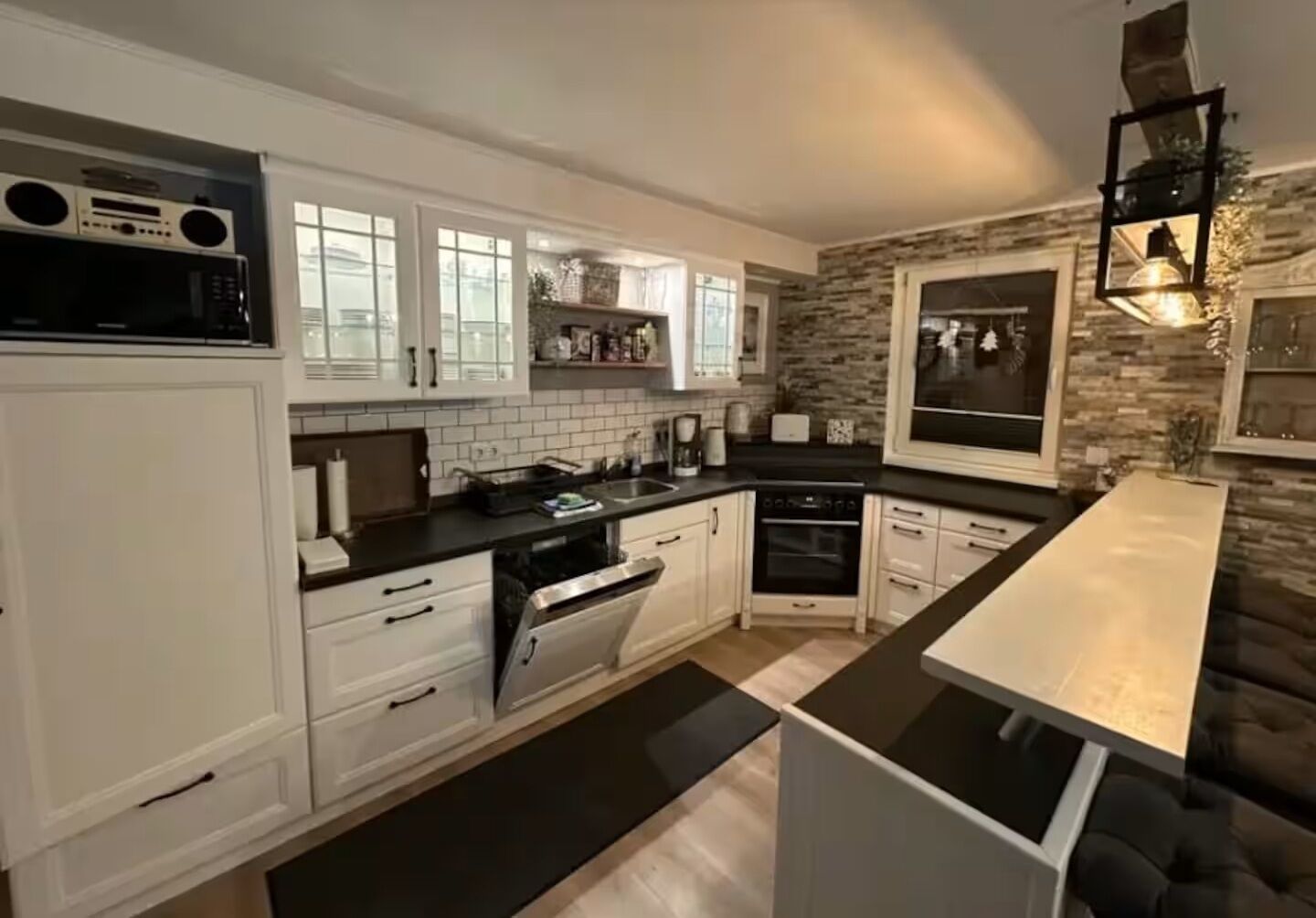 Frigorífico, horno, placa de cocina y lavavajillas