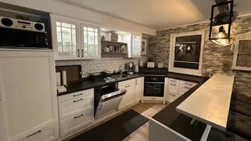 Frigorífico, horno, placa de cocina y lavavajillas