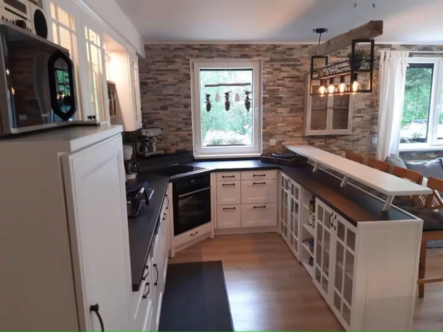 Kjøleskap, ovn, kokeplater og oppvaskmaskin