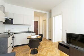 Fridge, oven, stovetop, coffee/tea maker