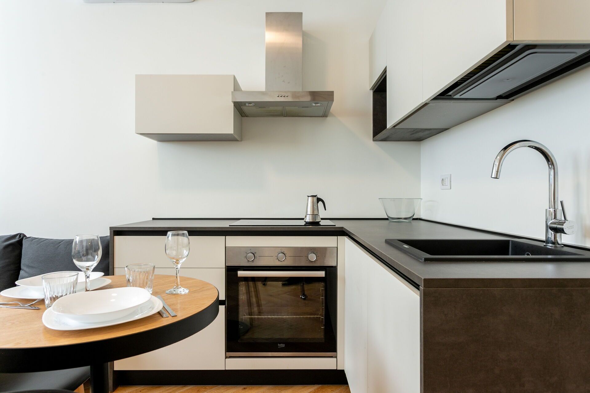 Køleskab, ovn, kogeplade, kaffe-/temaskine