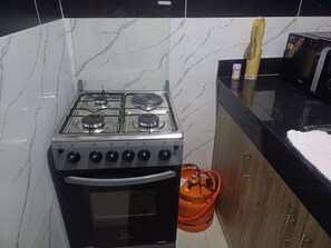 Fridge, microwave, oven, stovetop - Es Su Casa City Stay (Mombasa County)