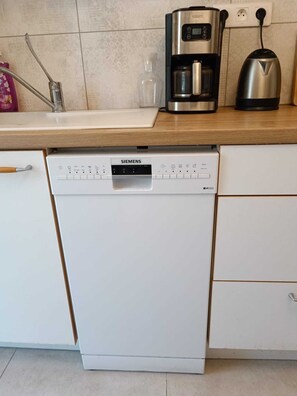 Four Ă micro-ondes, un four, surface de cuisson, lave-vaisselle