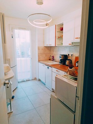 Microondas, horno, placa de cocina y lavavajillas