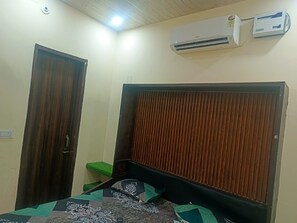 Free WiFi, bed sheets - Elvin Hotel Karnal (Karnal)