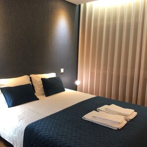 2 habitaciones, tabla de planchar con plancha, wifi y ropa de cama