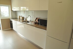 Microwave, oven, stovetop, dishwasher - Music Apartment - Porto (Porto)