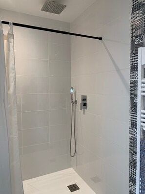 ヘアドライヤー、 タオル、石鹸、トイレットペーパー