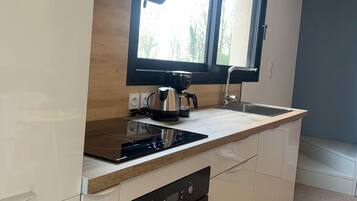 Refrigerador, horno, parrilla de estufa y cafetera y tetera