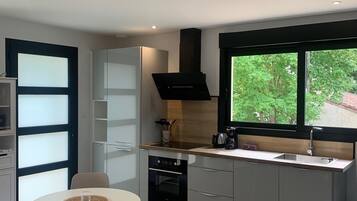 Refrigerador, horno, placa de cocina, cafetera/tetera