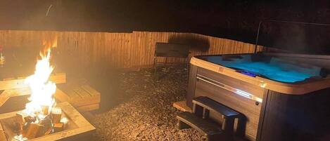 Cabin | Outdoor spa tub