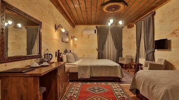 Comfort-Dreibettzimmer | Hochwertige Bettwaren, Minibar, Schreibtisch