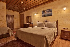 舒適三人房 | 高級寢具、迷你吧、書桌、手提電腦工作空間