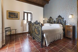6 bedrooms, in-room safe, iron/ironing board, free WiFi