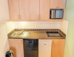 Mikroaaltouuni, astianpesukone, vedenkeitin, leivänpaahdin