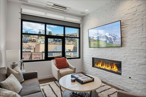 Een televisie en een open haard