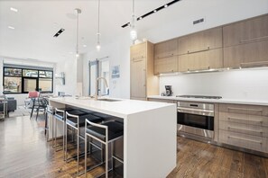 Een koelkast, een magnetron, een oven, een kookplaat