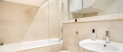 Haartrockner, Handtücher, Seife, Toilettenpapier