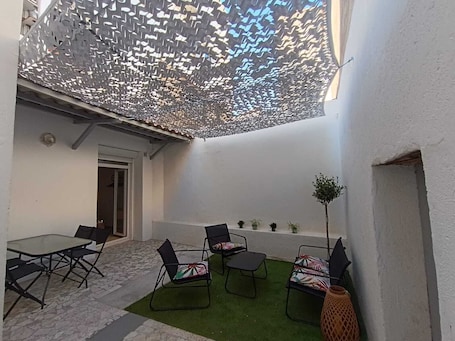 Outdoor dining. Bright cocoon with private courtyard
