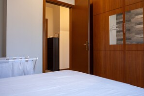 Tabla de planchar con plancha, wifi gratis y ropa de cama 