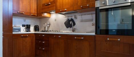 Fridge, oven, dishwasher, coffee/tea maker