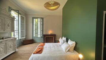 5 bedrooms, iron/ironing board, WiFi, bed sheets