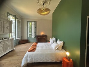 5 bedrooms, iron/ironing board, WiFi, bed sheets - Your Château in the vineyards near Bordeaux (Arveyres)