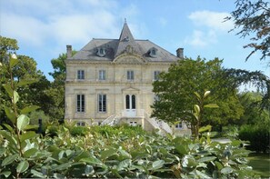 Exterior - Your Château in the vineyards near Bordeaux (Arveyres)