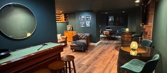 Spacious 6-bedroom house on the golf course with a new hot tub / spacious sauna.