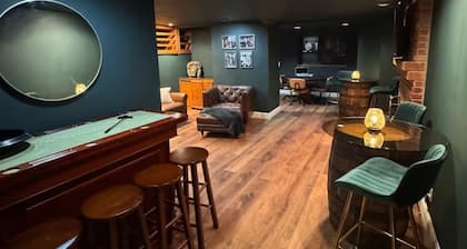 Spacious 6-bedroom house on the golf course with a new hot tub / spacious sauna.