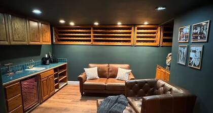 Spacious 6-bedroom house on the golf course with a new hot tub / spacious sauna.